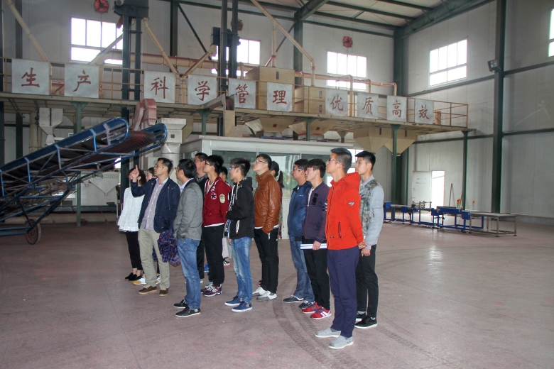 參觀(guān)種子加工儲蓄部.jpg